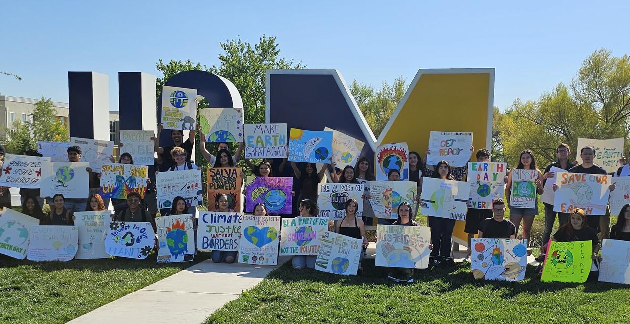 Climate Change and Society Class (SOC 112) at UCM on Earth Day 2024 (Photo by Paul Almeida)